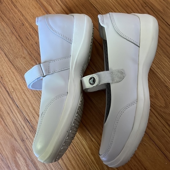 CROCS white Mary Jane style leather like upper Velcro strap size 7 - Picture 5 of 7
